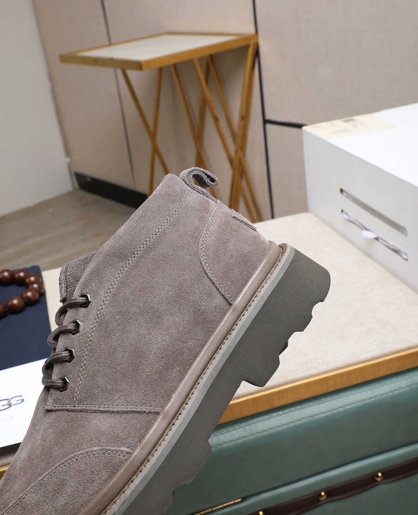 Men's shoes 💰640 (full genuine wool lining, 10% off for fake ones) Please pay attention to the quality of the original item and compare the thickness of the wool 🏮🏮 Popular UGG men's shoes from Australia's warm luxury brand, the official website is synchronized, Beckham men's style..., made of imported first-layer waxed cowhide, waxed toe cap, Australian real wool velvet lining Carefully sewn...Imported rubber Martin boots outsole (comfortable, soft, wear-resistant) The quality is really great...Exquisite workmanship, you won't be able to put it down at first sight, size 39-44 (customized in 45)